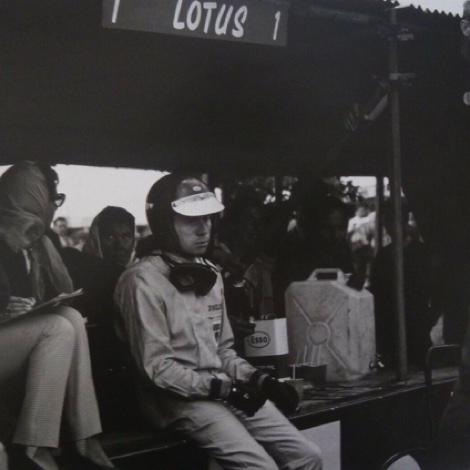 Jimmy Pensif pendant le Tourist Trophy à Goodwood 1964. Sally Stokes à ses côtés dans le stand